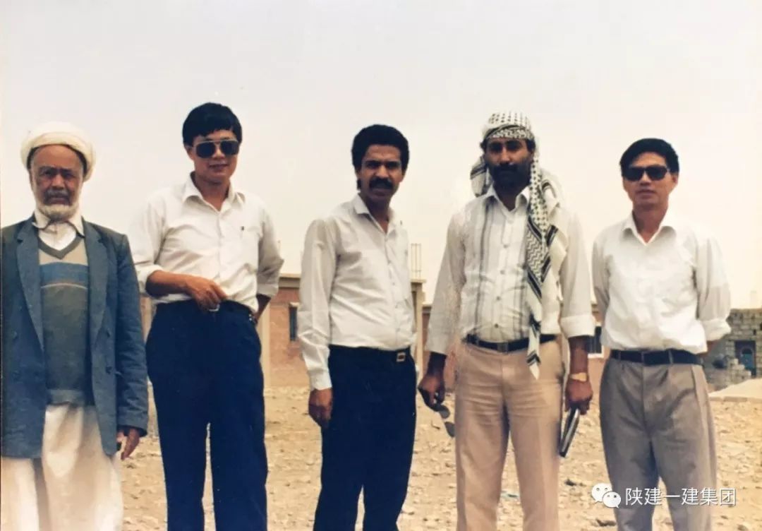 作者与也门政府官员在一起1987年4月以后,我在国内挑选的管理人员和