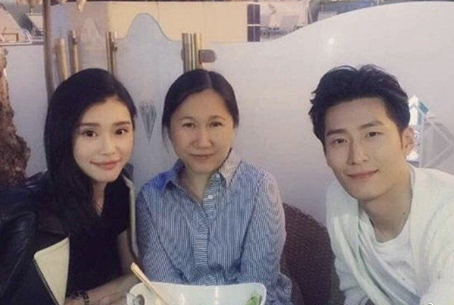 窦骁拥有"望夫石"女友何超莲,两人豪宅对比,有点天壤之别