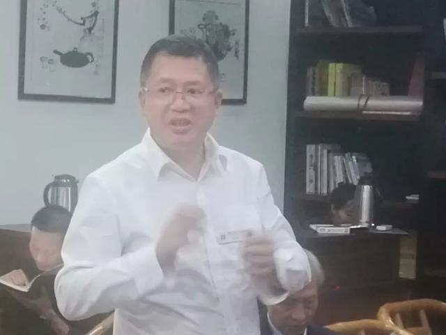 高峰对话接近尾声,川菜公司,豆瓣公司董事长徐良先生进行了总结发言.