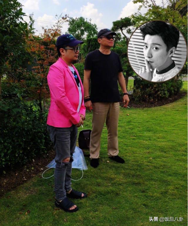 乔任梁爸爸与好友低调祭奠儿子墓碑前放满鲜花场景有点心酸