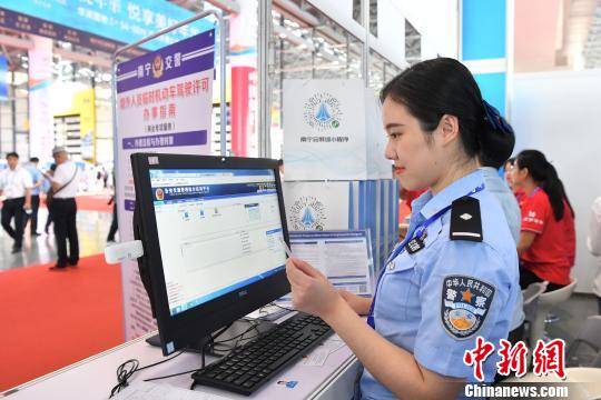 广西警方创新服务快捷为入境车辆人员办理临时入境驾驶许可