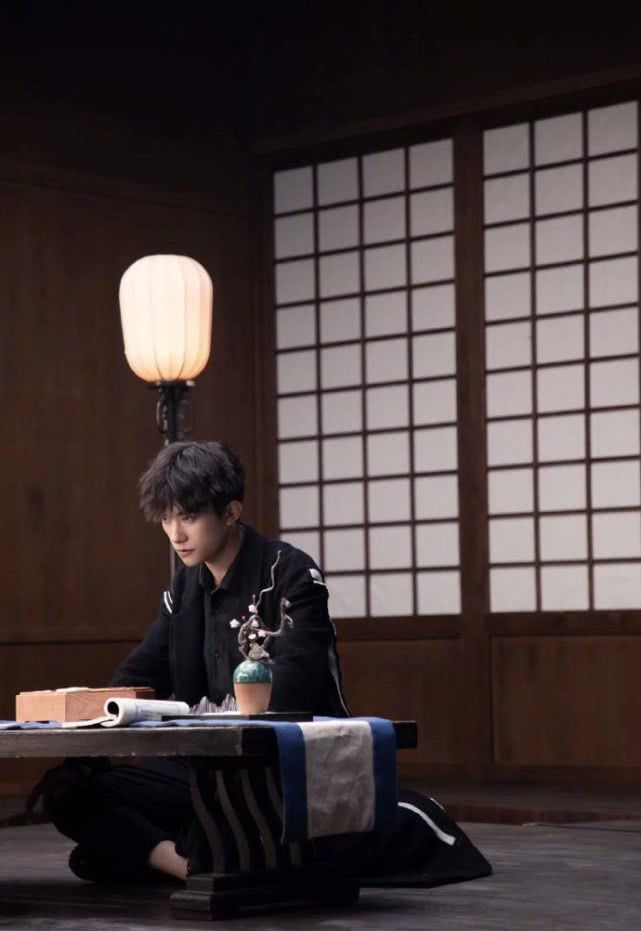 易烊千玺持长剑造型曝光,坐姿冷酷像武士,下秒梨涡浅笑暖化人心