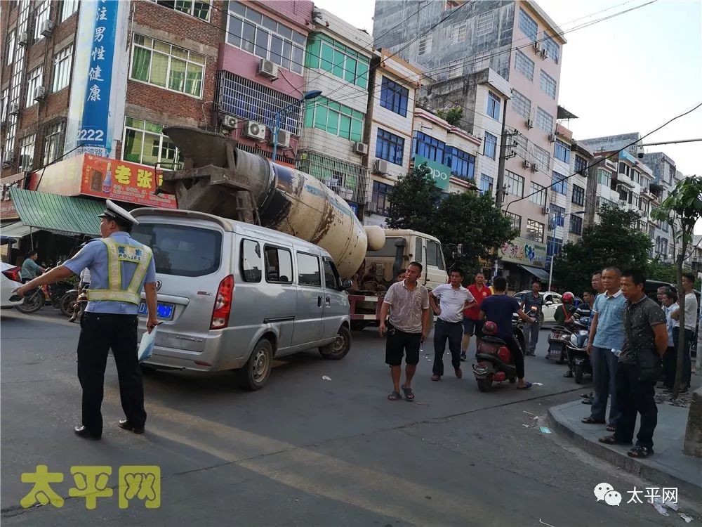 藤县太平邮电局对出路口 面包车追尾"田螺车"!(图)