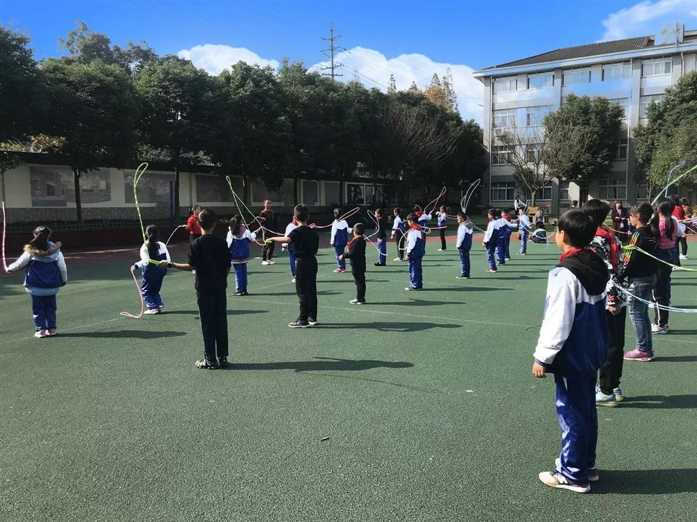 文艺汇演上驻崇州某部队为怀远小学少年军乐团授牌