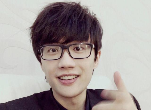 许嵩粉丝有多强 为偶像包下4万块地铁屏,新歌歌词秒被破解