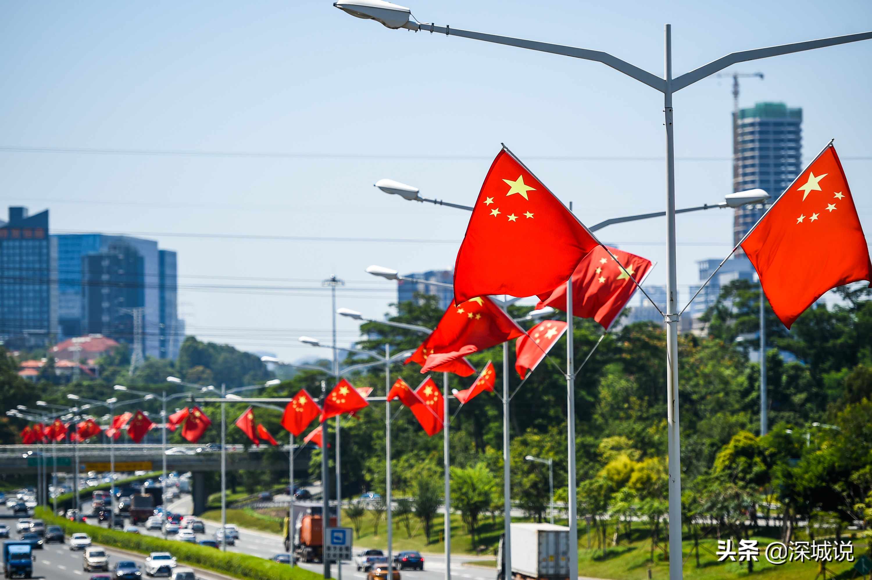 1/12国庆即将到来,近日,不少市民发现,深圳部分主干道又挂上了国旗.