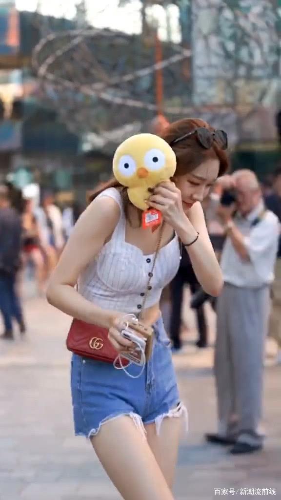 街拍:这种青春靓丽的别墅,在别墅里又见到了园中园美女王府图片