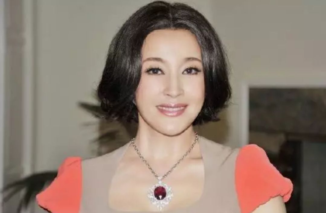61岁刘晓庆饭局视频,难得一见!