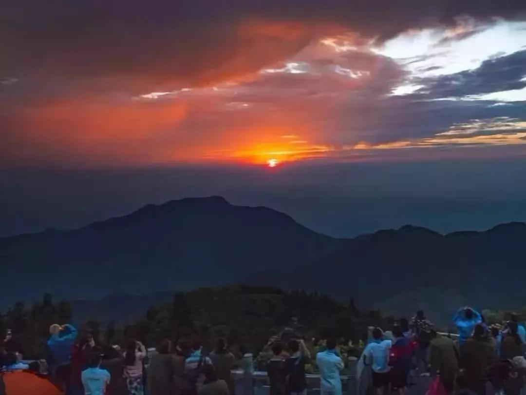 一样,如今的望日台环境更加舒适,场地更加开阔,南岳衡山望日台棒棒哒