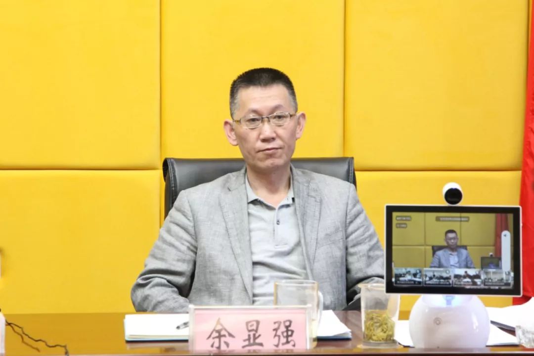 贵州省投资促进局副局长余显强主持会议贵州省投资促进局副局长杨春富