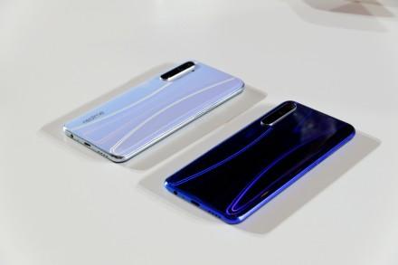 RealmeX2银翼白色和星图蓝色真机图赏对比