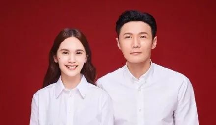 结婚证上眼睛还没老婆卧蚕大,这修图师不该扣