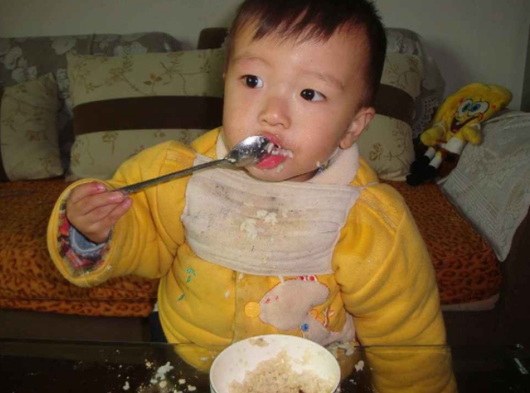 蓝象宝贝育儿@不要再“保姆式”喂饭，让孩子好好吃饭，宝妈只要做到这3点