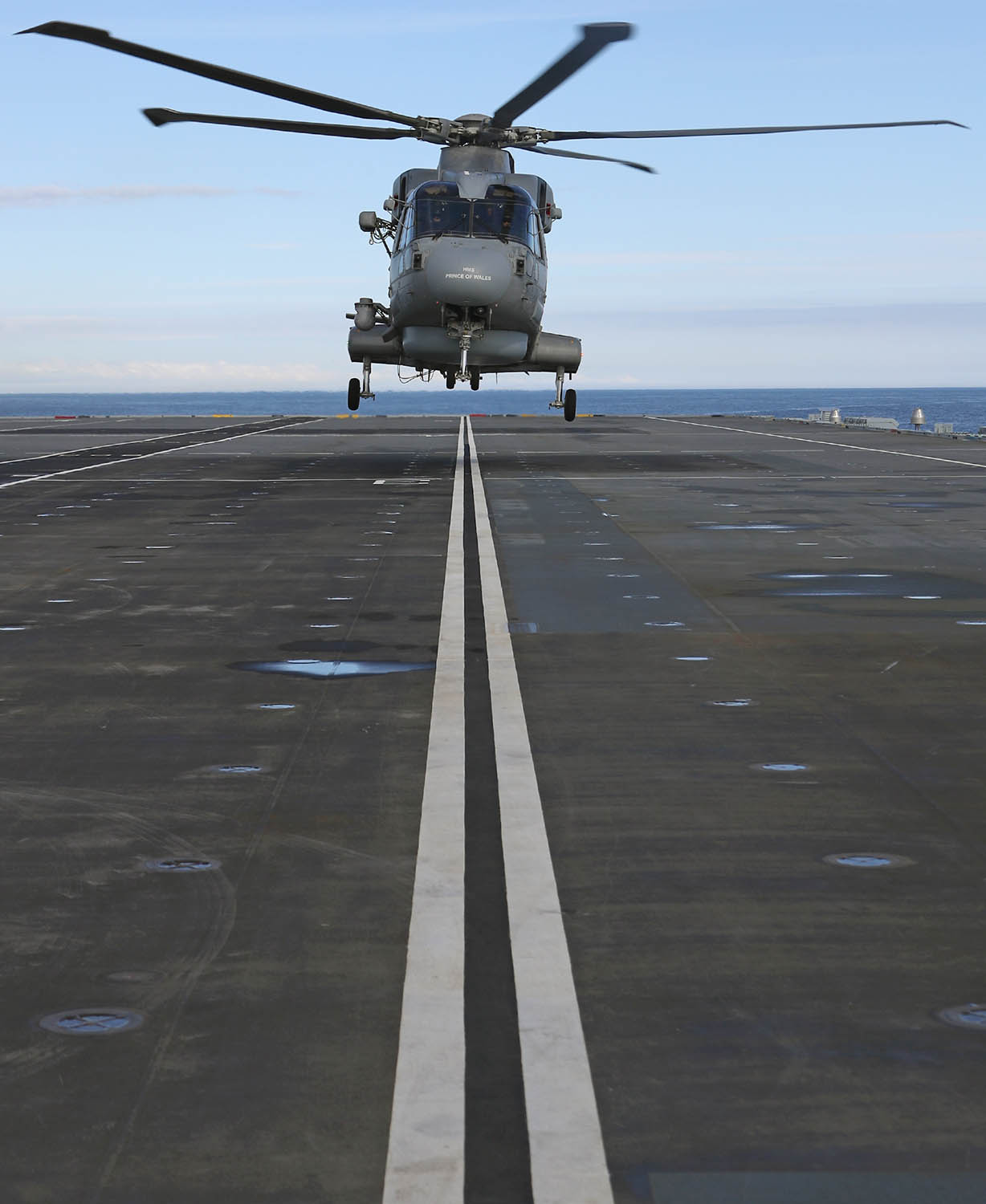 英国海军第二艘航母成功进行首次舰载直升机起