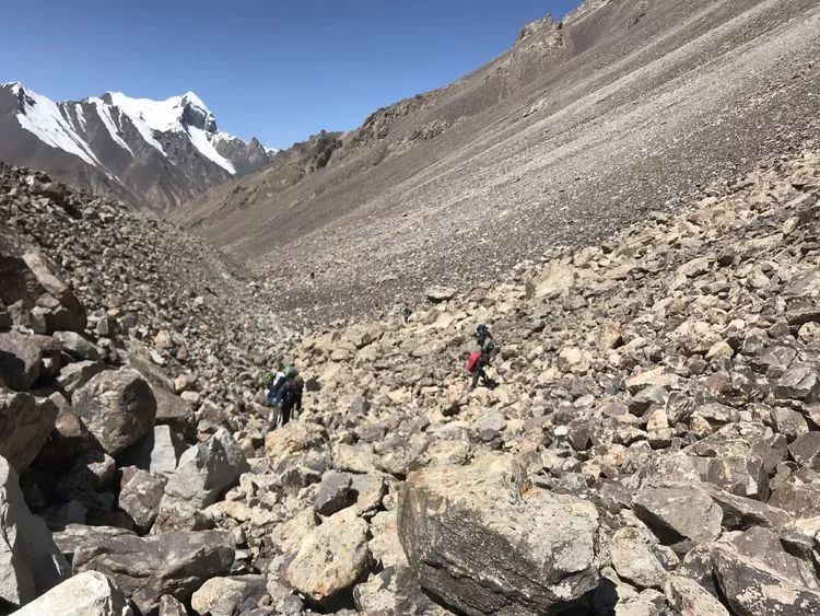 9)营地为翻越克里阳达板后,沿背坡流石滩下降至海拔4400米一冰碛湖旁.