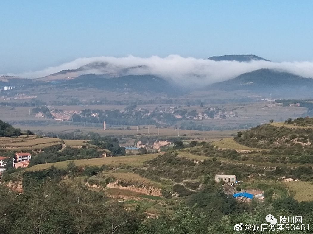 在陵川县杨村镇北冶村东山上向西眺望,映入眼帘的是陵川八景之一"秦岭