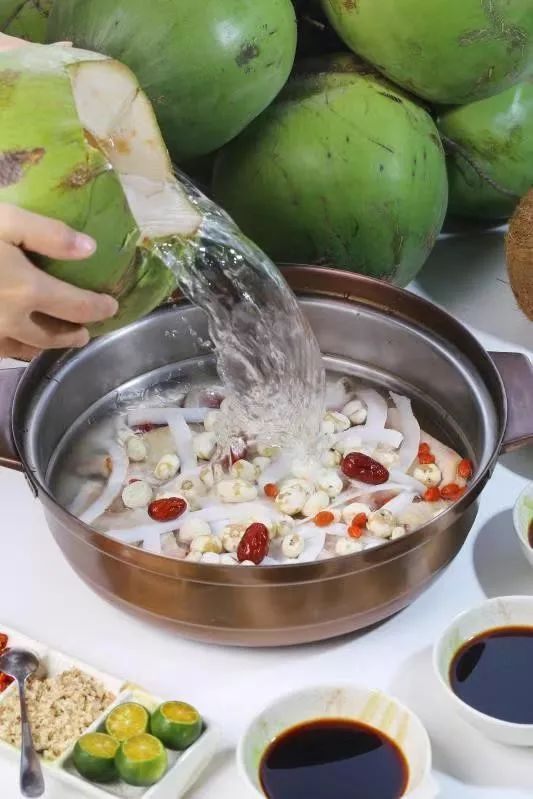 这家海风四季椰子鸡告诉你答案 煲煮出来的汤极清甜,吃之前一定要
