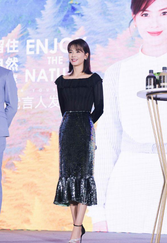刘涛出席时尚活动，黑色T恤配鱼尾半裙，身材状态宛如少女