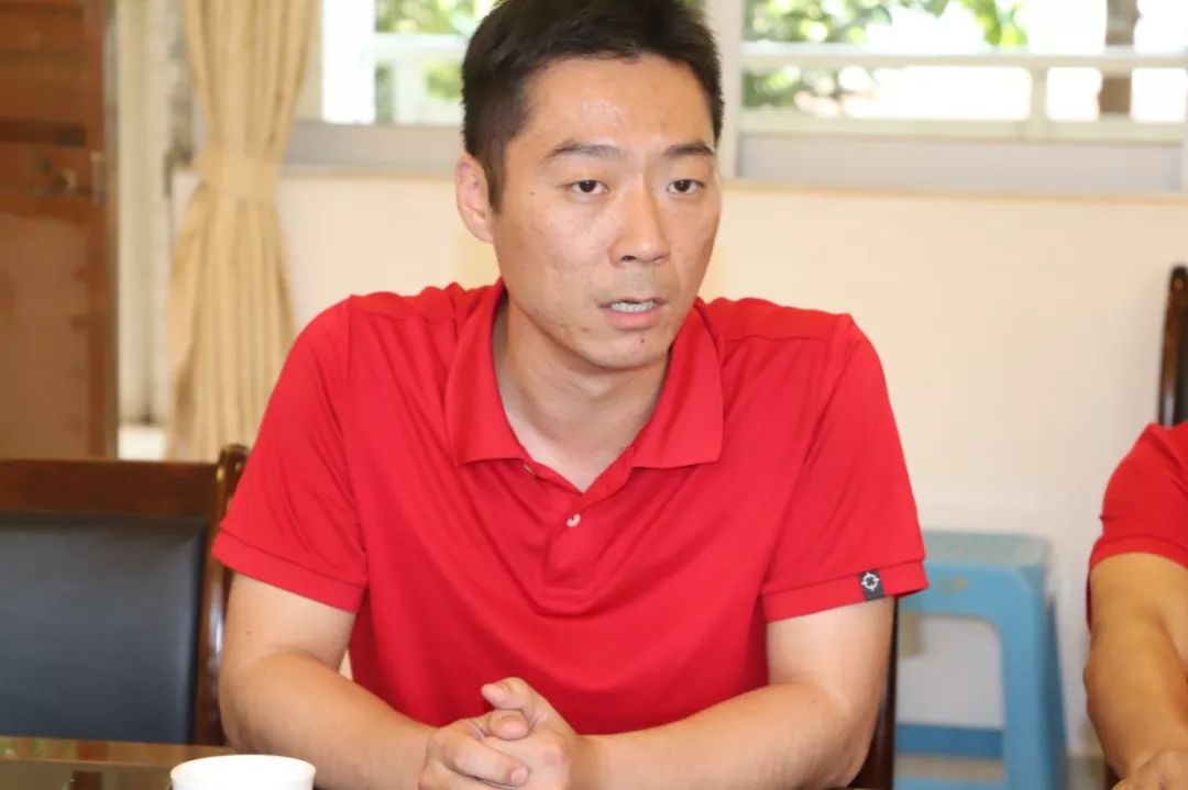 韩帅教练与廖志毅教练在进一步交流之后,富安初级中学黄宏欣校长表示