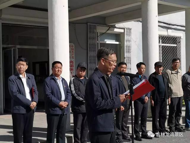 县老干部书画协会主席陶玉江发表讲话,县委常委组织部部长孔令春致