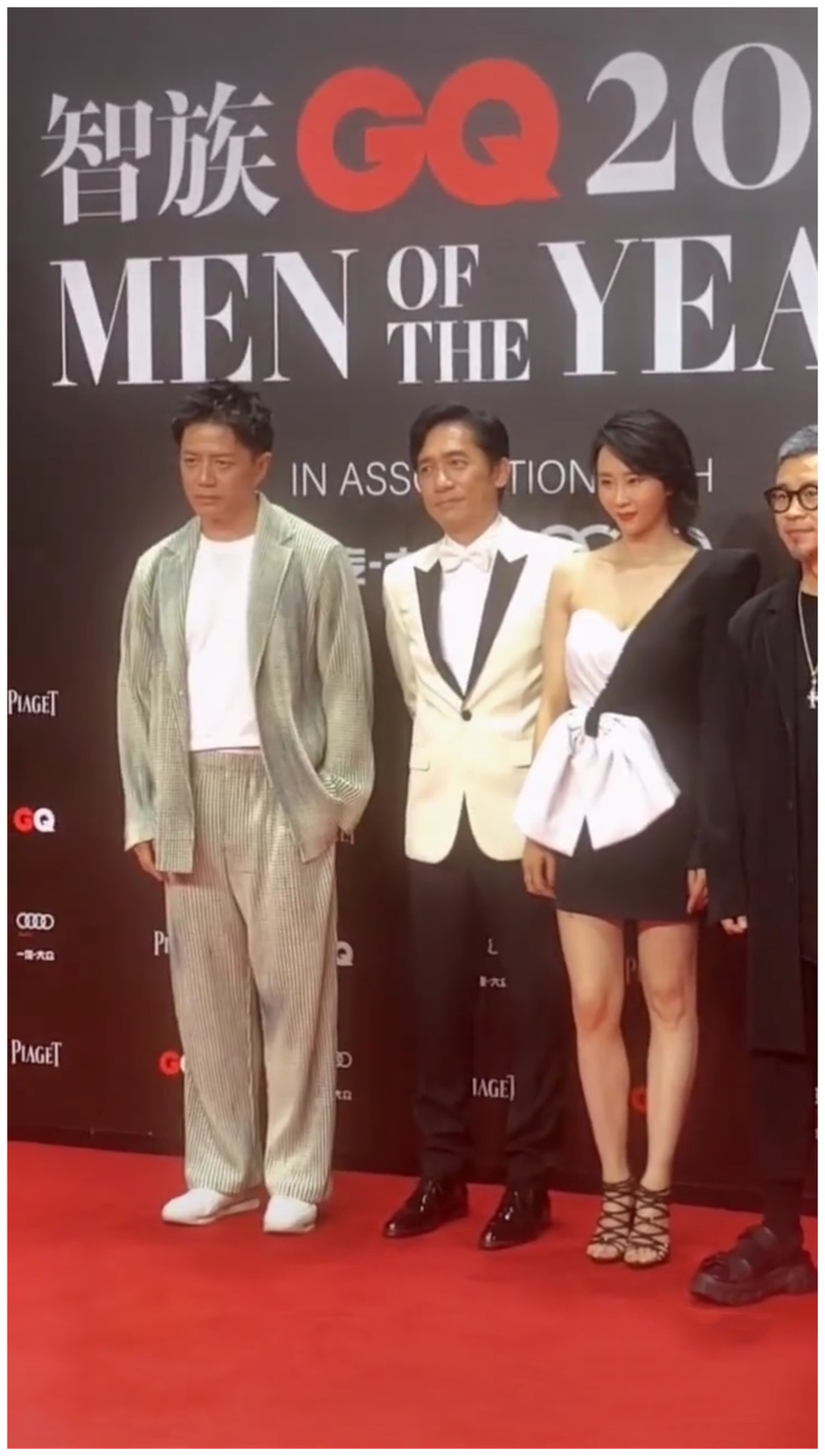 明星在台上走神很搞笑!路人:段奕宏站在梁朝伟旁边是睡着了吗?