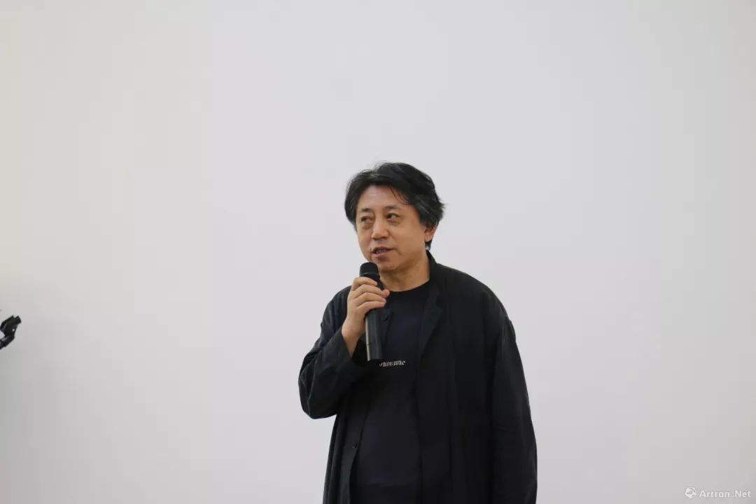 辞西安美院实验艺术系主任武小川做开幕主持开幕现场参展艺术家董文通