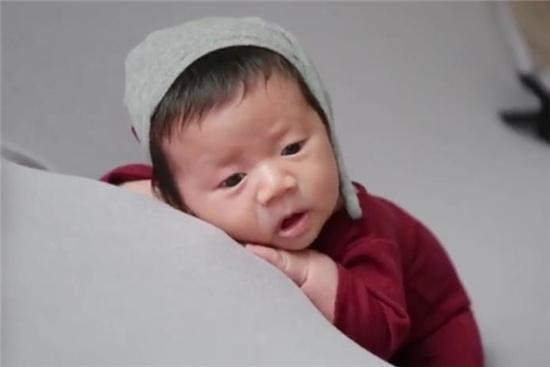 #卓妈学堂#原创新生儿腿不直绑腿就可以？除限制宝宝骨骼发育，这些危害家长不知