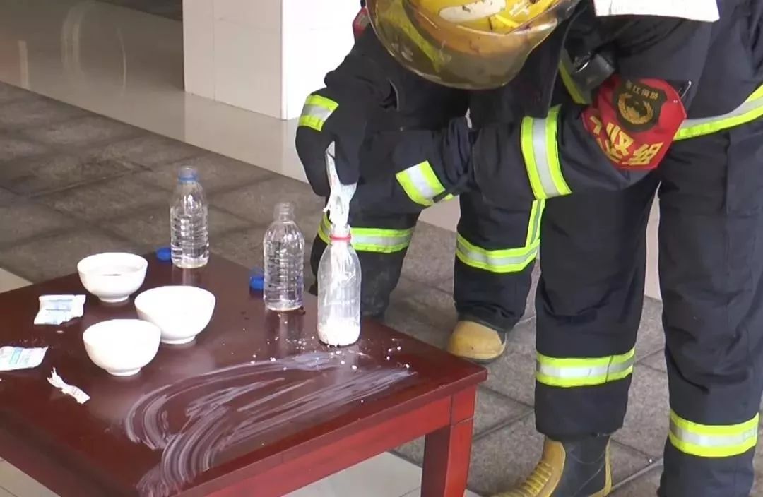 【天津消防】【提个醒】家长注意！多名小孩被炸瞎！随处可见的Ta遇水就会爆炸！
