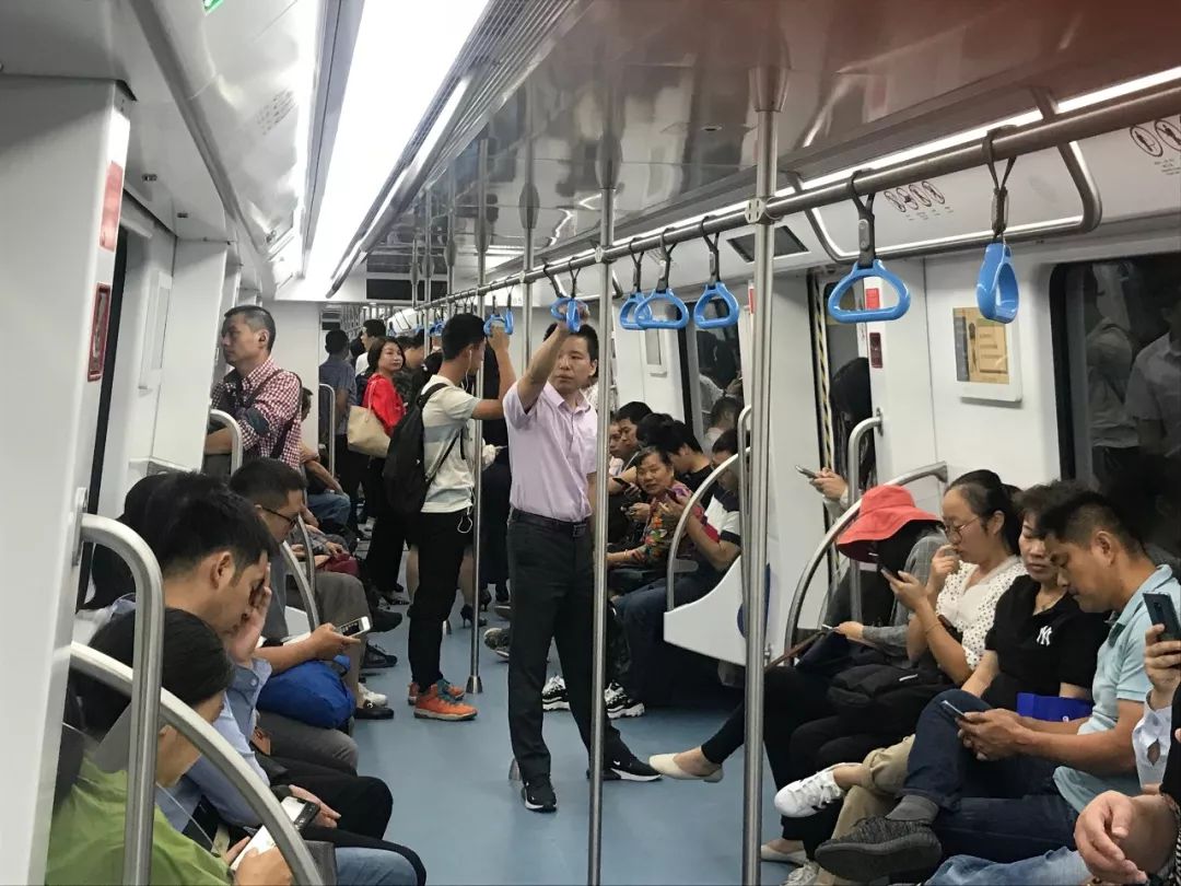 坐地铁去上学,我乘地铁去上学,坐地铁上学_大山谷图库