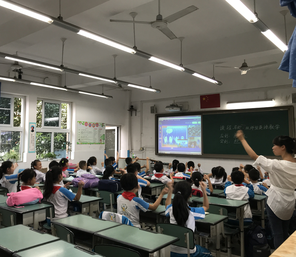 四川省成都市郫都区泡桐树小学(蜀都校区)英语双师课堂开课啦!