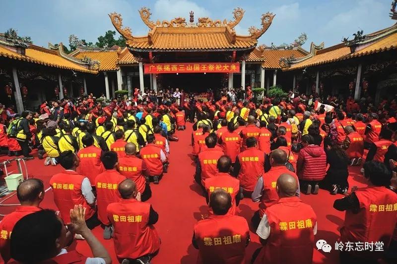 现三山祖庙所在地位于揭西河婆大庙山东北麓,此处古属霖田都,故庙又称