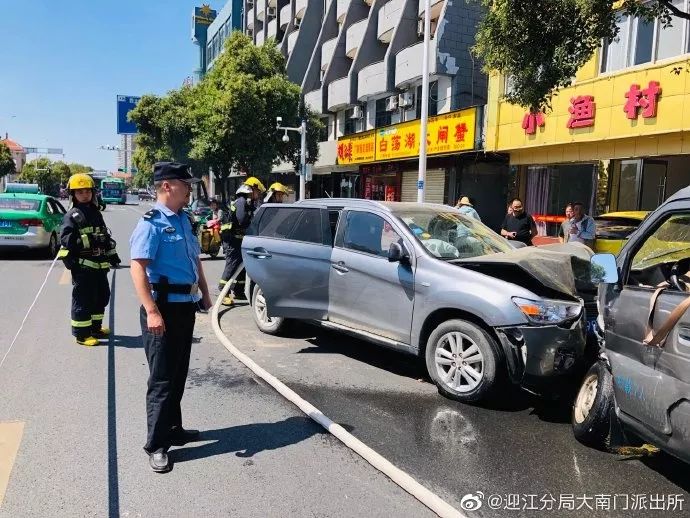 惊险安庆市区发生一起车祸两车漏油随时发生爆炸