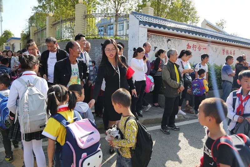 实验二小家长志愿者服务队,你们的行动真美真赞!