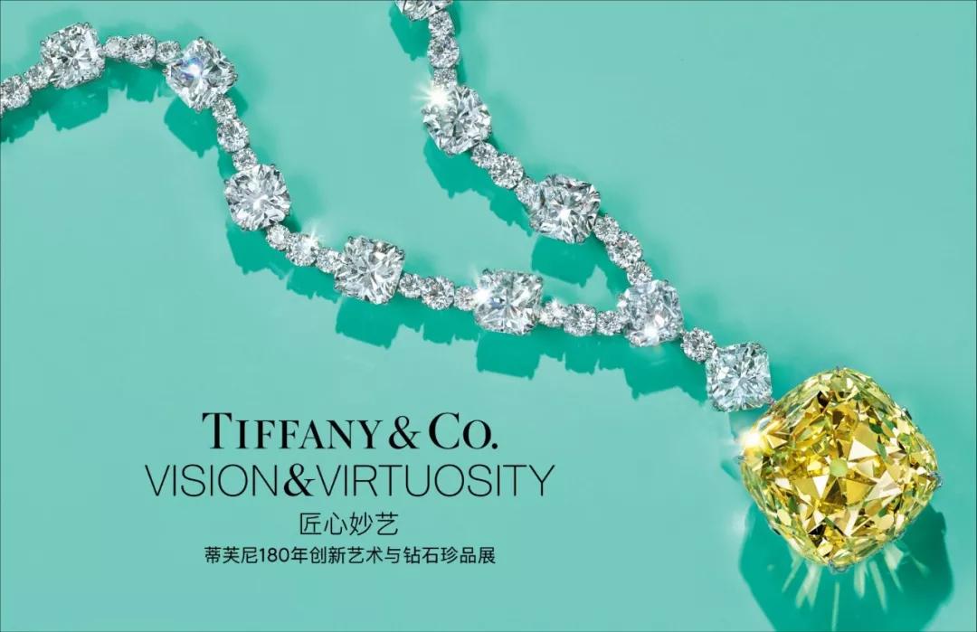 现场不仅可以选购 展览明信片,海报等限量周边,还可以挑选 tiffany