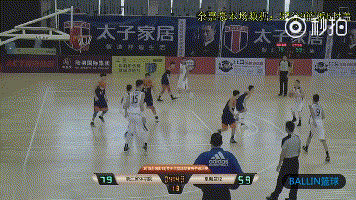 迷弟是非常羡慕了 2017年5月,14岁的他 跳级参加了全国u15男篮比赛 而