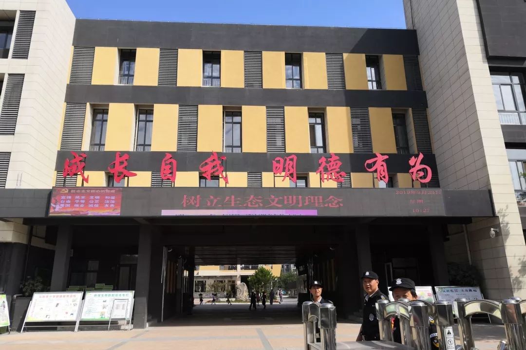 马旗寨小学9月23日上午,区委书记杨建强采取不打招呼,随机抽查的方式