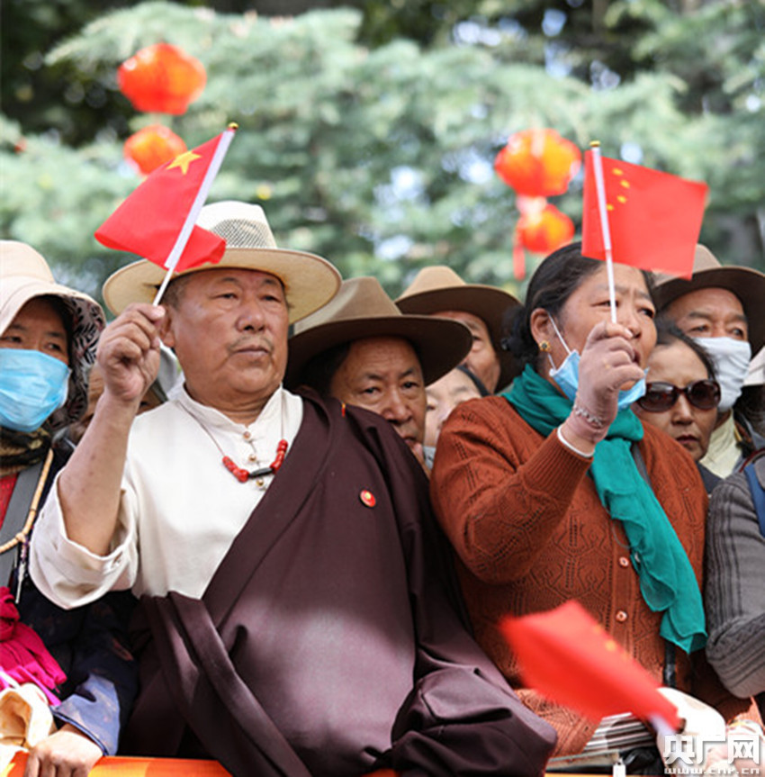 西藏各族群众高唱爱国歌 礼赞新中国
