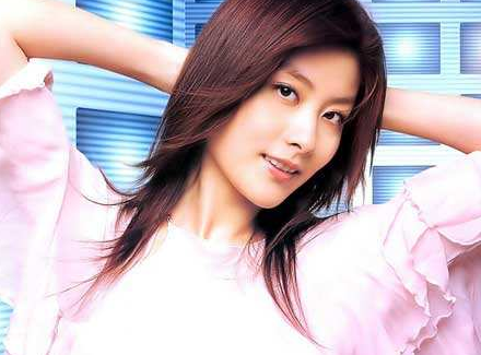 她身家过百亿,出道25年无绯闻,如今46岁长相似少女 她身家过百亿,出道25年无绯闻,如今46岁长相似少女