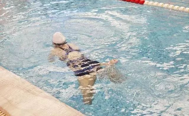 一招提高蛙泳速度