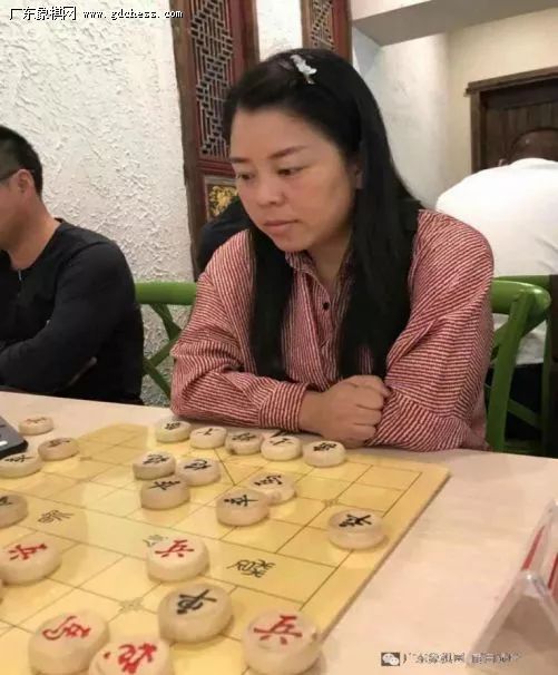 乐昌巾帼英雄何媛大师认真思考每步棋.