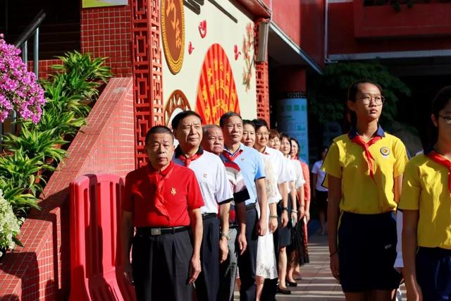 活动开始前,侨乐小学校长陈丽霞带领活动嘉宾参观学校活动开始前,少先