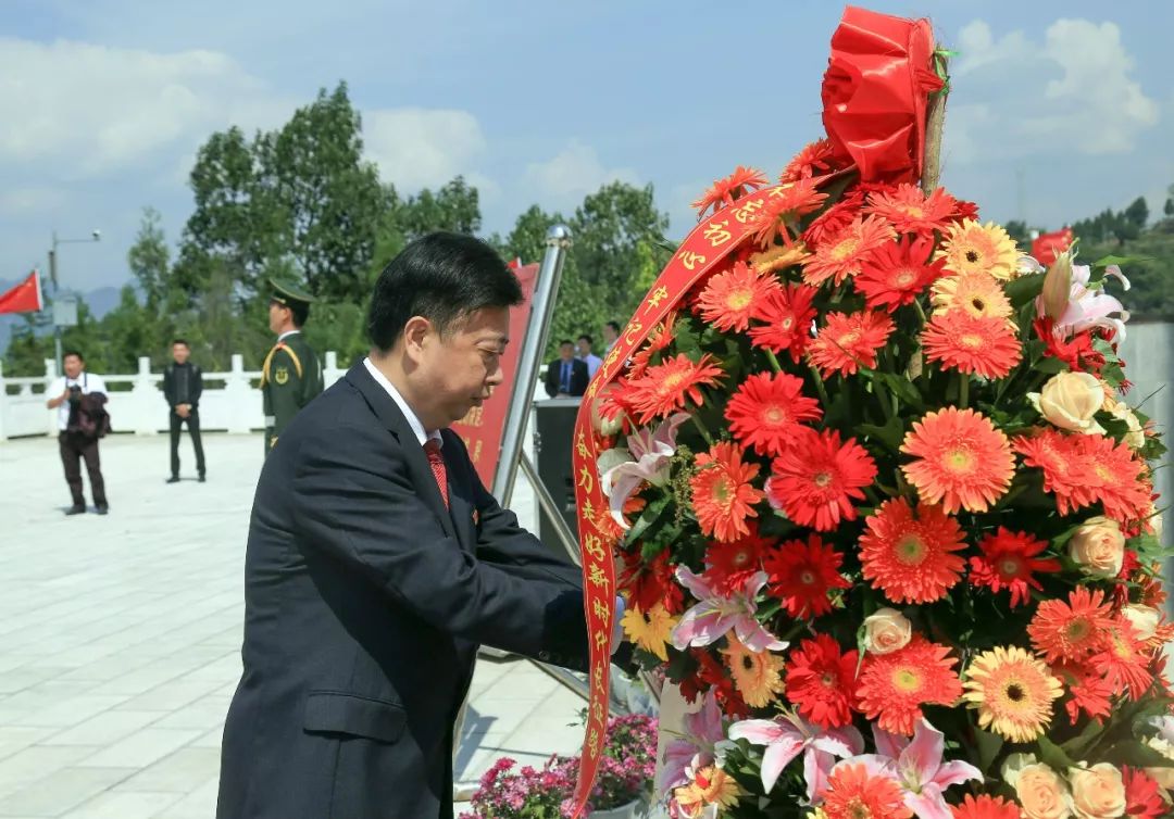 崔英魁仔细整理花篮缎带