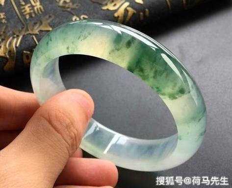 怎么挑选翡翠手镯尺寸 aa539dfbc1374eddae6b28de2a8131e9.jpeg