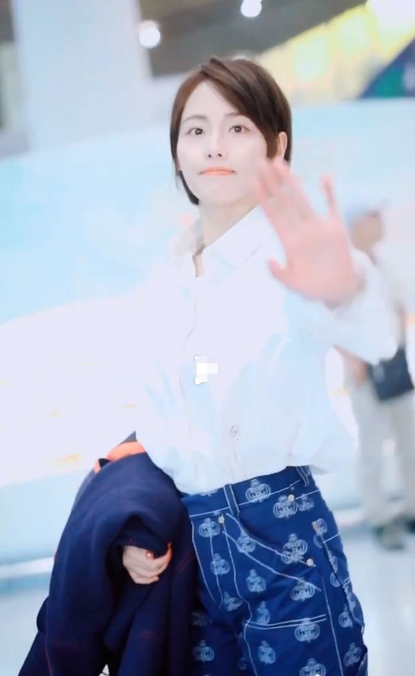 蓝色的花演员表 bb67d8d6be624f0e8dd39f7d27cf8859.jpeg