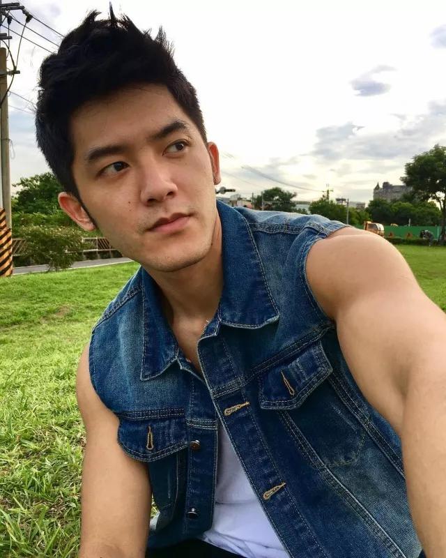 而林冠宇本身学的专业是运动管理,他的长相就像是会在学校篮球场上能