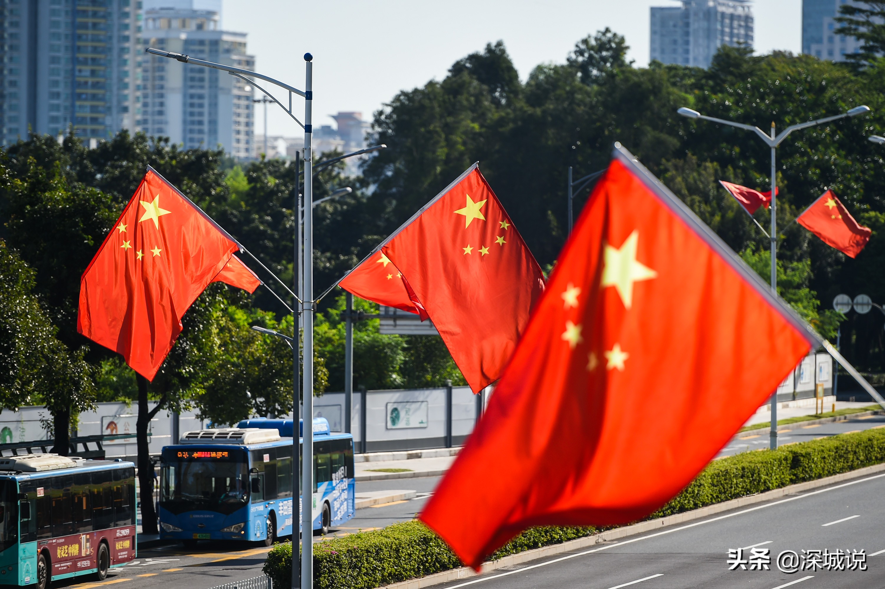 五星红旗迎风飘扬,搭配近日深圳秋高气爽的好天气,令人心情十分舒畅.