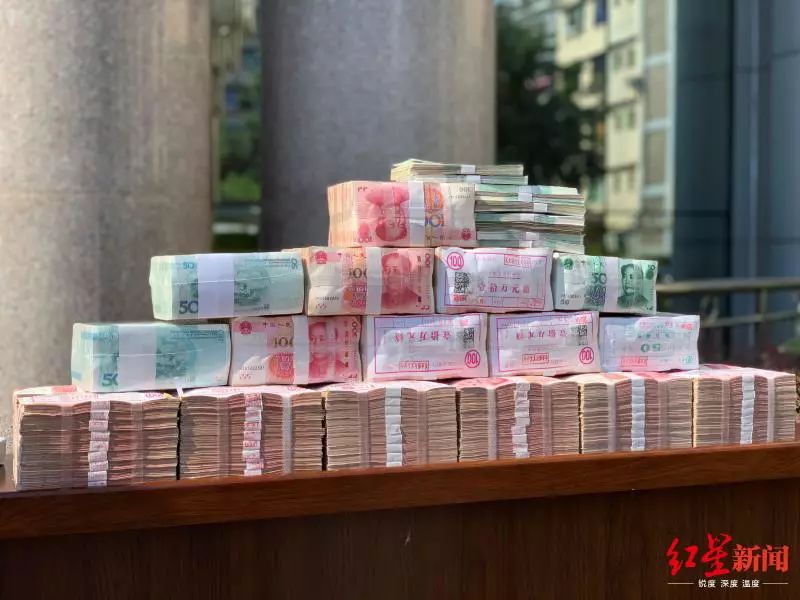宜宾警方现场发放200万现金