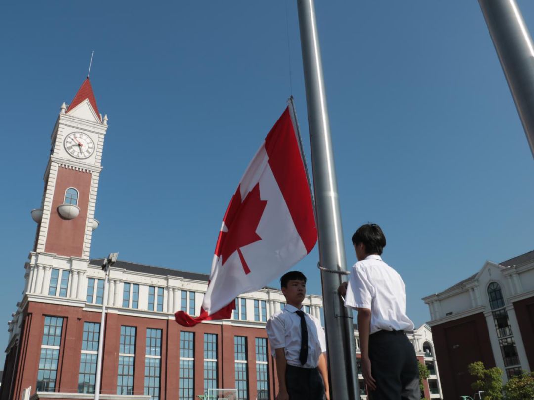 守护美丽枫叶争做校园卫士记义乌枫叶国际学校初小学第四周升旗仪式