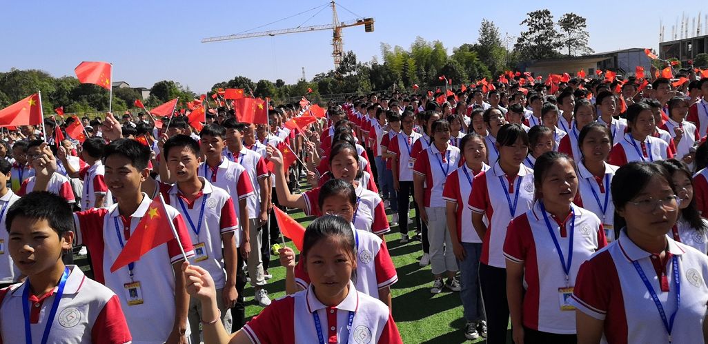 9月23日上午 在建国70周年国庆来临之际 弋阳私立国诚中学 全体师生