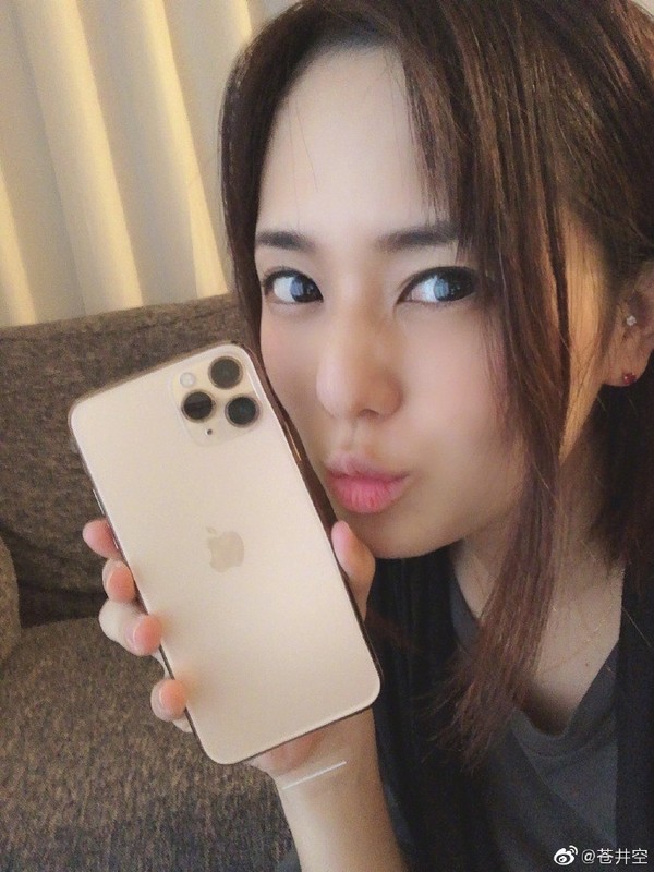 苍井空微博晒iPhone新机 网友:苍老师的手机怎